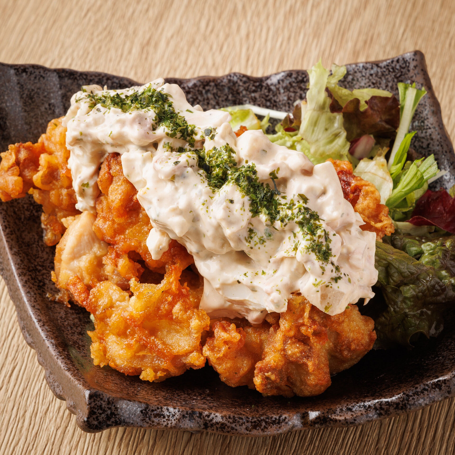 川崎駅近くで、焼き鳥ともつ鍋のグルメ体験を堪能できる居酒屋！