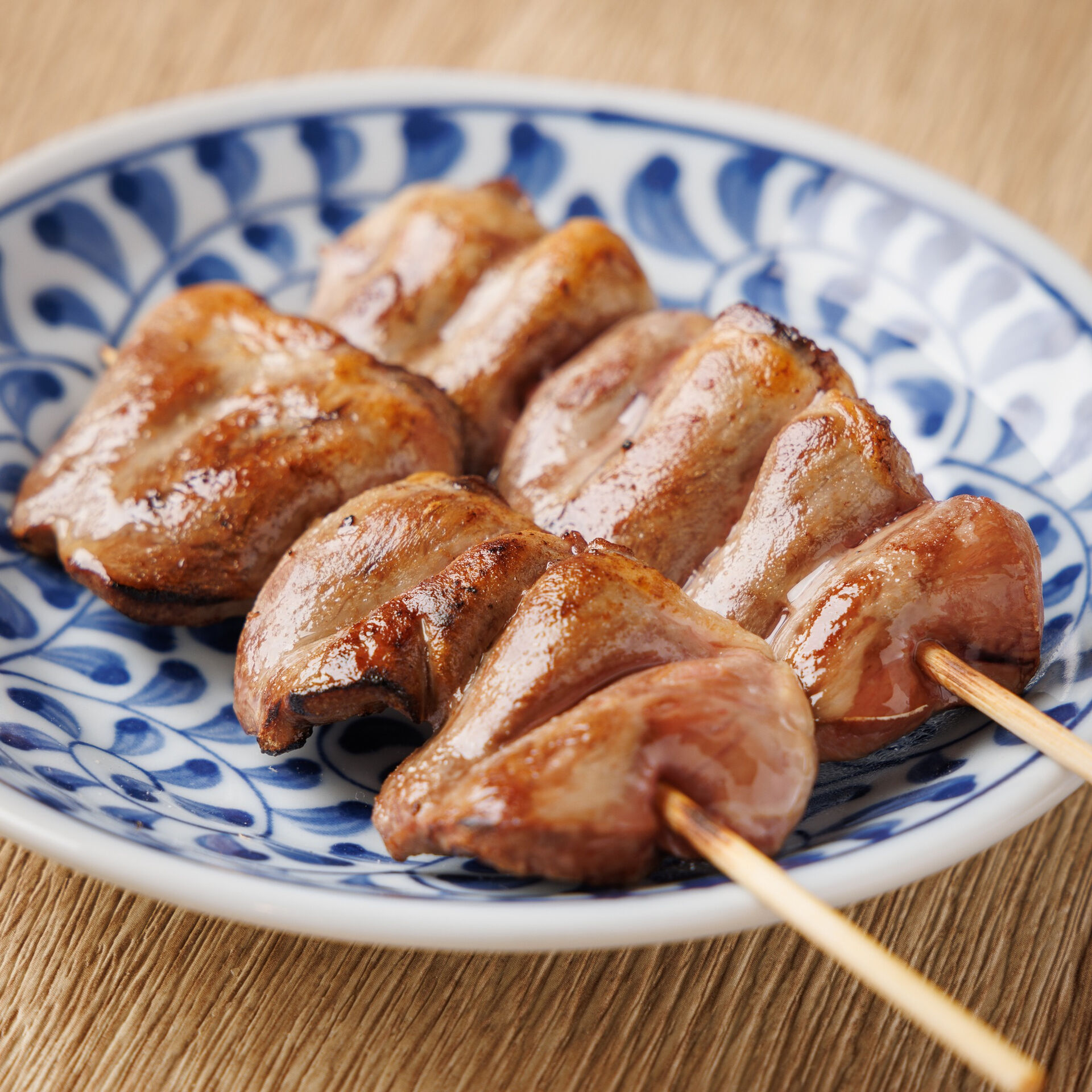 焼き鳥が主役の居酒屋「鶏武者川崎店」では、自慢の焼き鳥はもち