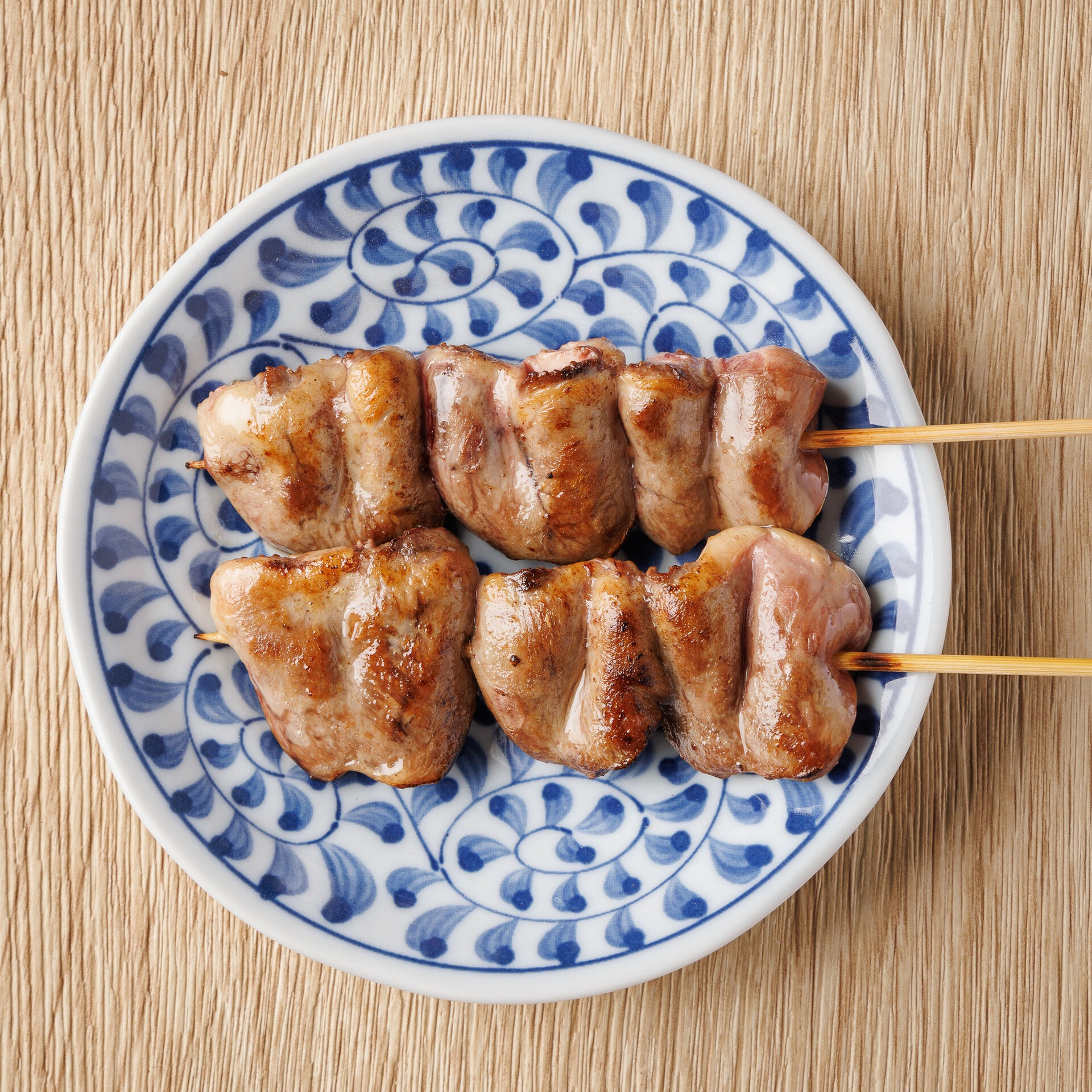 焼き鳥が主役の居酒屋「鶏武者川崎店」では、自慢の焼き鳥はもち